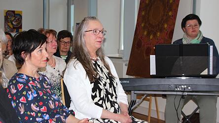 Die K&uuml;nstlerinnen Christine Hohenstein (l.) und Malinda Dee McDonald freuten sich &uuml;ber das gro&szlig;e Interesse an ihren Werken. Bianca Lederer bereicherte die Vernissage musikalisch.