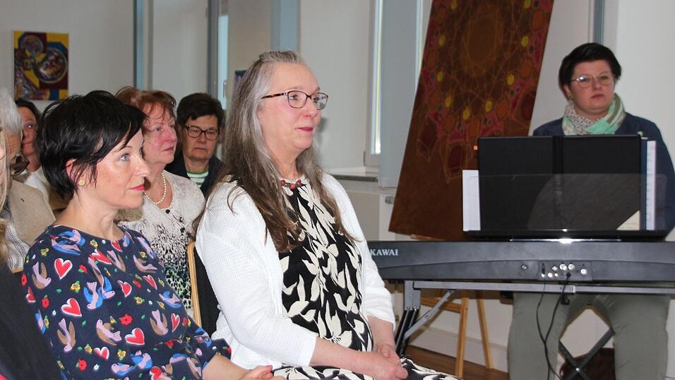 Die K&uuml;nstlerinnen Christine Hohenstein (l.) und Malinda Dee McDonald freuten sich &uuml;ber das gro&szlig;e Interesse an ihren Werken. Bianca Lederer bereicherte die Vernissage musikalisch.