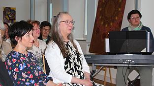 Die K&uuml;nstlerinnen Christine Hohenstein (l.) und Malinda Dee McDonald freuten sich &uuml;ber das gro&szlig;e Interesse an ihren Werken. Bianca Lederer bereicherte die Vernissage musikalisch.