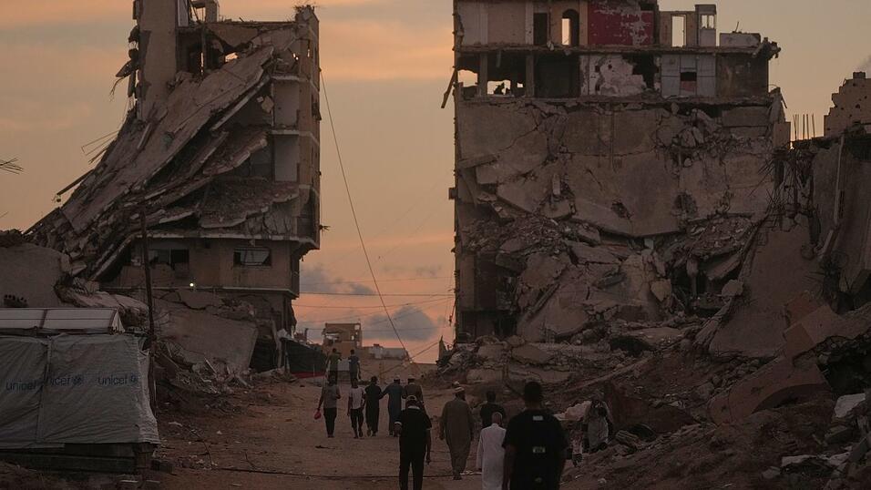 Israel hat seit dem Hamas-Massaker am 7. Oktober 2023 nach eigenen Angaben 100.000 Ziele in der Region angegriffen, die meisten davon im Gazastreifen. Israel hat seit dem Hamas-Massaker am 7. Oktober 2023 nach eigenen Angaben 100.000 Ziele in der Region angegriffen, die meisten davon im Gazastreifen.
