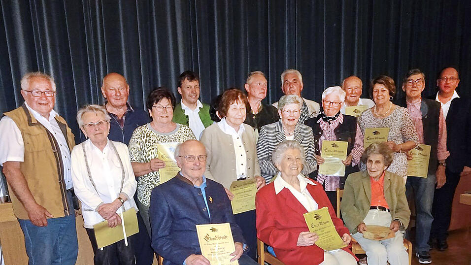 Für jahrzehntelange Mitgliedschaft Geehrte mit Vorsitzendem Xaver Grötsch (links) und Bürgermeister Herbert Lichtinger (rechts). Für jahrzehntelange Mitgliedschaft Geehrte mit Vorsitzendem Xaver Grötsch (links) und Bürgermeister Herbert Lichtinger (rechts).