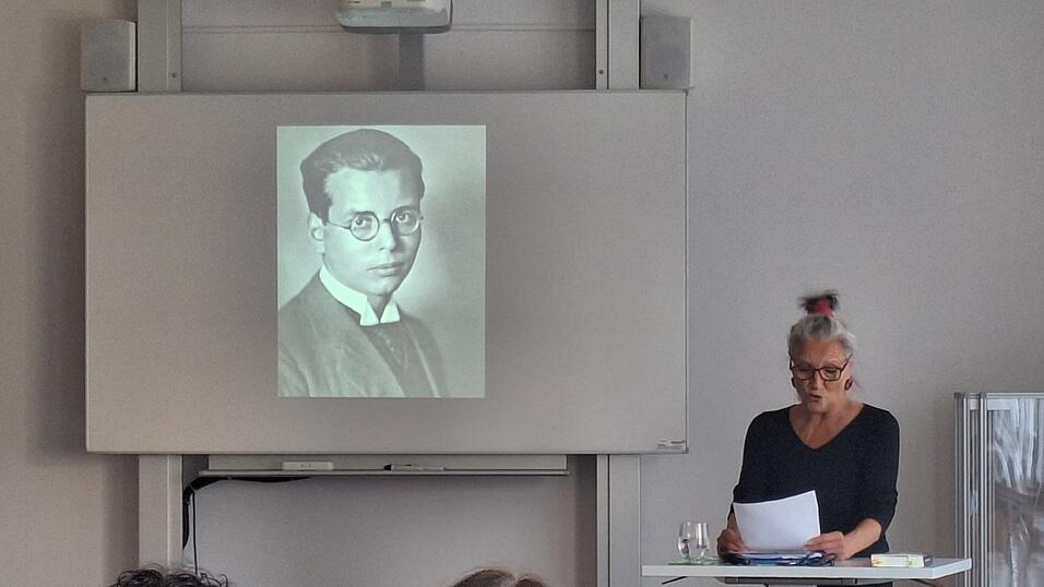 Patricia Litten erzählte ihre Familiengeschichte und las aus dem Buch ihrer Großmutter - 'Eine Mutter kämpft gegen Hitler'. Patricia Litten erzählte ihre Familiengeschichte und las aus dem Buch ihrer Großmutter - 'Eine Mutter kämpft gegen Hitler'.