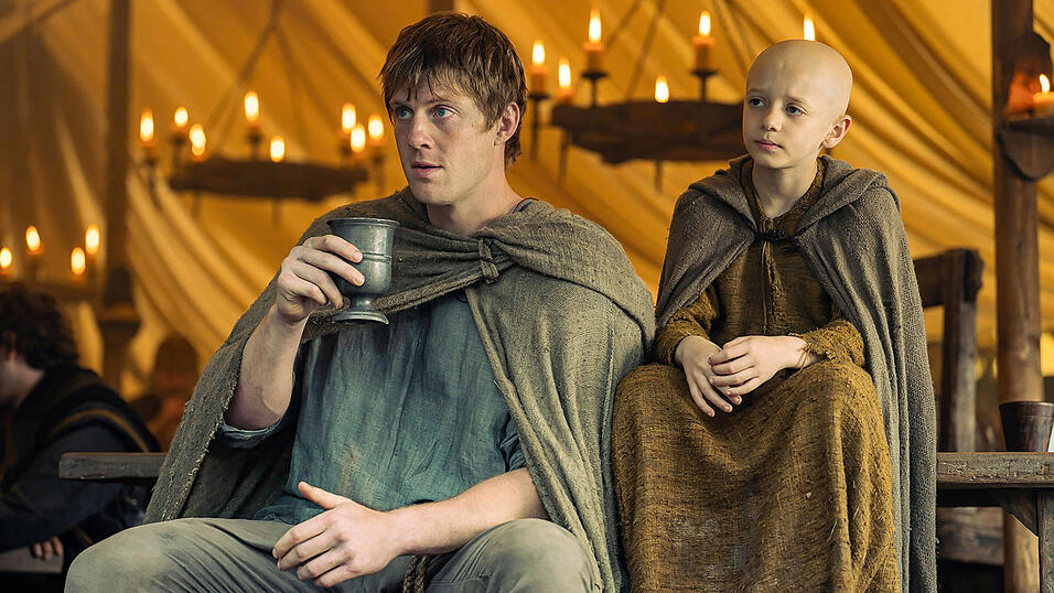 Ser Duncan der Gro&szlig;e (l.), gespielt von Peter Claffey, und &bdquo;Egg&ldquo;, gespielt von Dexter Sol Ansell, nehmen unbeabsichtigt an Wendepunkten in der Geschichte von Westeros teil.