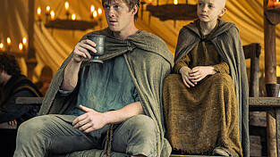 Ser Duncan der Große (l.), gespielt von Peter Claffey, und „Egg“, gespielt von Dexter Sol Ansell, nehmen unbeabsichtigt an Wendepunkten in der Geschichte von Westeros teil. Ser Duncan der Große (l.), gespielt von Peter Claffey, und „Egg“, gespielt von Dexter Sol Ansell, nehmen unbeabsichtigt an Wendepunkten in der Geschichte von Westeros teil.