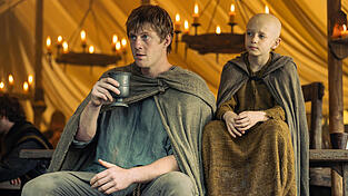 Ser Duncan der Gro&szlig;e (l.), gespielt von Peter Claffey, und &bdquo;Egg&ldquo;, gespielt von Dexter Sol Ansell, nehmen unbeabsichtigt an Wendepunkten in der Geschichte von Westeros teil.