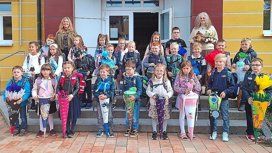 Für 26 Mädchen und Jungen hat am Dienstag ihre Schulzeit an der Grundschule Rötz begonnen. Für 26 Mädchen und Jungen hat am Dienstag ihre Schulzeit an der Grundschule Rötz begonnen.