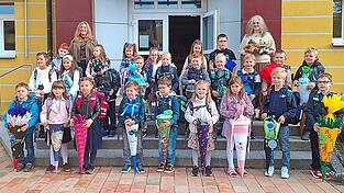 Für 26 Mädchen und Jungen hat am Dienstag ihre Schulzeit an der Grundschule Rötz begonnen. Für 26 Mädchen und Jungen hat am Dienstag ihre Schulzeit an der Grundschule Rötz begonnen.