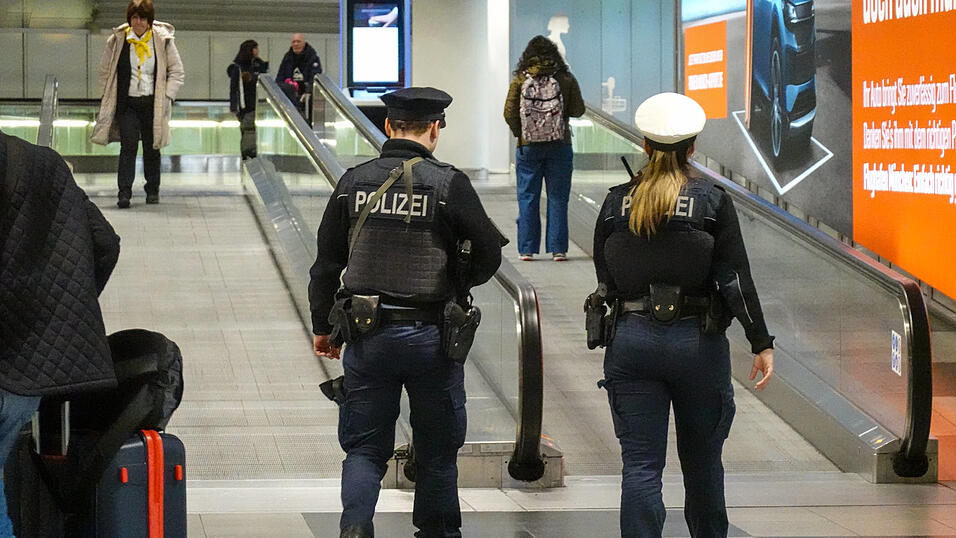 Am Flughafen München hat ein Mann versehentlich Drogen an einen Praktikanten der Bundespolizei übergeben. (Symbolbild) Am Flughafen München hat ein Mann versehentlich Drogen an einen Praktikanten der Bundespolizei übergeben. (Symbolbild)