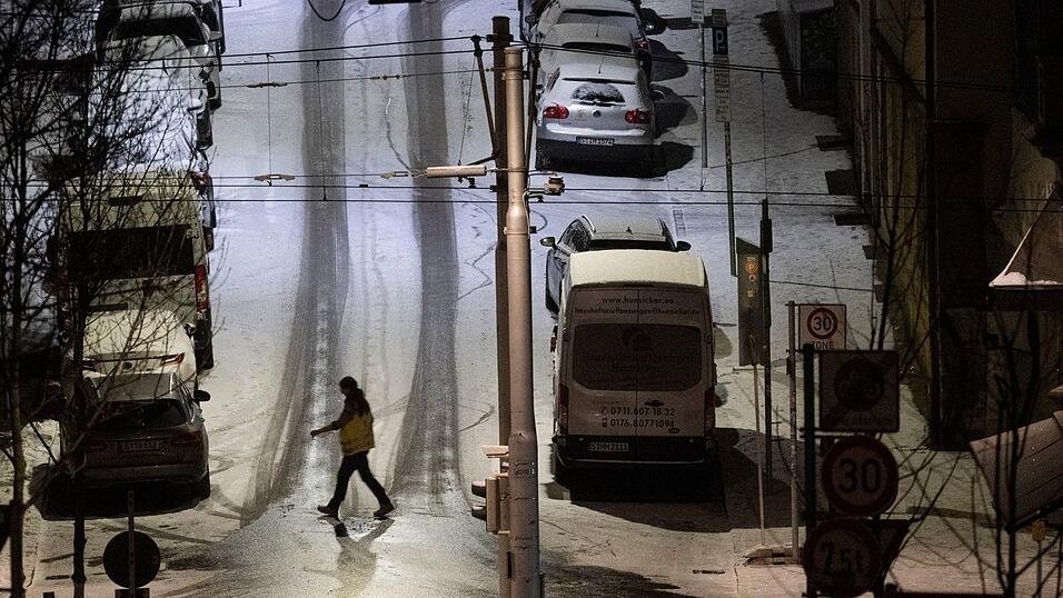 Auf vielen Straßen in Deutschland ist es weiterhin rutschig. Auf vielen Straßen in Deutschland ist es weiterhin rutschig.