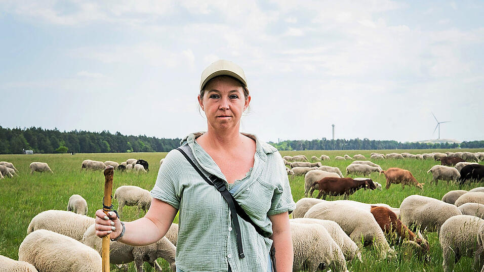 Martina Feser auf der Panzerwiese. Den ganzen Sommer über lässt sie ihre Merinolandschafe hier grasen und pflegt damit das Naturschutzgebiet. Auf ihrem Hof in Freimann lebt sie mit ihren zwei sechs- und dreijährigen Töchtern, ihrer Mutter - und vier Pferden, Enten, zwölf Katzen und Hunden. Martina Feser auf der Panzerwiese. Den ganzen Sommer über lässt sie ihre Merinolandschafe hier grasen und pflegt damit das Naturschutzgebiet. Auf ihrem Hof in Freimann lebt sie mit ihren zwei sechs- und dreijährigen Töchtern, ihrer Mutter - und vier Pferden, Enten, zwölf Katzen und Hunden.
