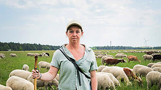 Martina Feser auf der Panzerwiese. Den ganzen Sommer &uuml;ber l&auml;sst sie ihre Merinolandschafe hier grasen und pflegt damit das Naturschutzgebiet. Auf ihrem Hof in Freimann lebt sie mit ihren zwei sechs- und dreij&auml;hrigen T&ouml;chtern, ihrer Mutter - und vier Pferden, Enten, zw&ouml;lf Katzen und Hunden.