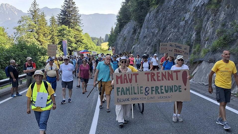 Der Protest richtet sich gegen ein geplantes Ma&szlig;nahmen-Paket f&uuml;r den Fernpass, zu dem auch eine Maut geh&ouml;rt.