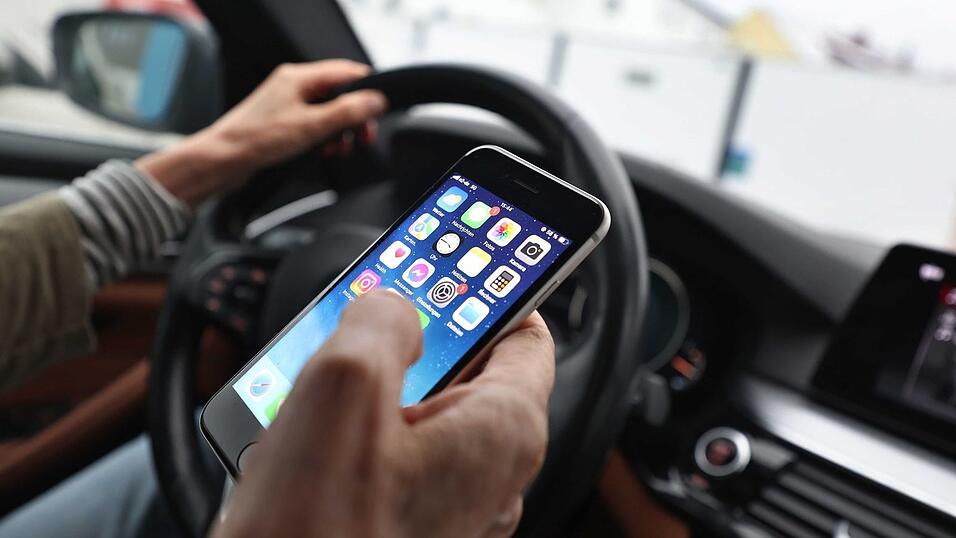 In modernen Autos schlägt ein Überwachungssystem Alarm, wenn ein Fahrer abgelenkt ist oder mit dem Handy hantiert. (Symbolbild) In modernen Autos schlägt ein Überwachungssystem Alarm, wenn ein Fahrer abgelenkt ist oder mit dem Handy hantiert. (Symbolbild)