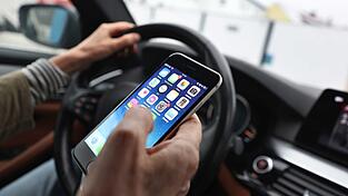In modernen Autos schlägt ein Überwachungssystem Alarm, wenn ein Fahrer abgelenkt ist oder mit dem Handy hantiert. (Symbolbild) In modernen Autos schlägt ein Überwachungssystem Alarm, wenn ein Fahrer abgelenkt ist oder mit dem Handy hantiert. (Symbolbild)