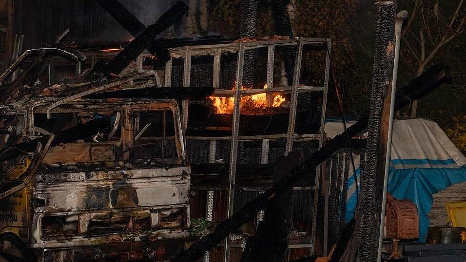 Das Feuer zerstörte in der Nacht auf Donnerstag eine Scheune in Freundorf.