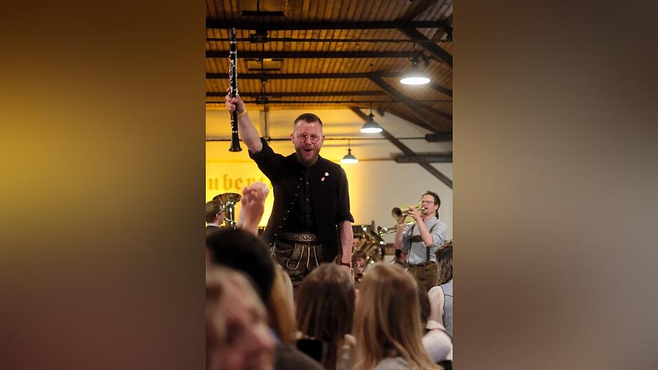 Partykl&auml;nge und z&uuml;nftige Kapellen, f&uuml;r jeden Nachtschw&auml;rmer in Tracht war etwas dabei.