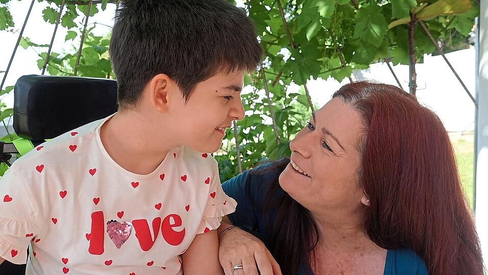 Simone Martin mit ihrer Tochter Isabell im Garten.