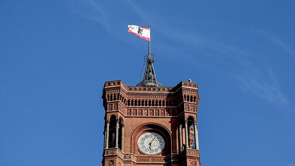 Wer künftig im Roten Rathaus in Berlin-Mitte regiert, bleibt vorerst weiter offen. (Symbolbild) Wer künftig im Roten Rathaus in Berlin-Mitte regiert, bleibt vorerst weiter offen. (Symbolbild)