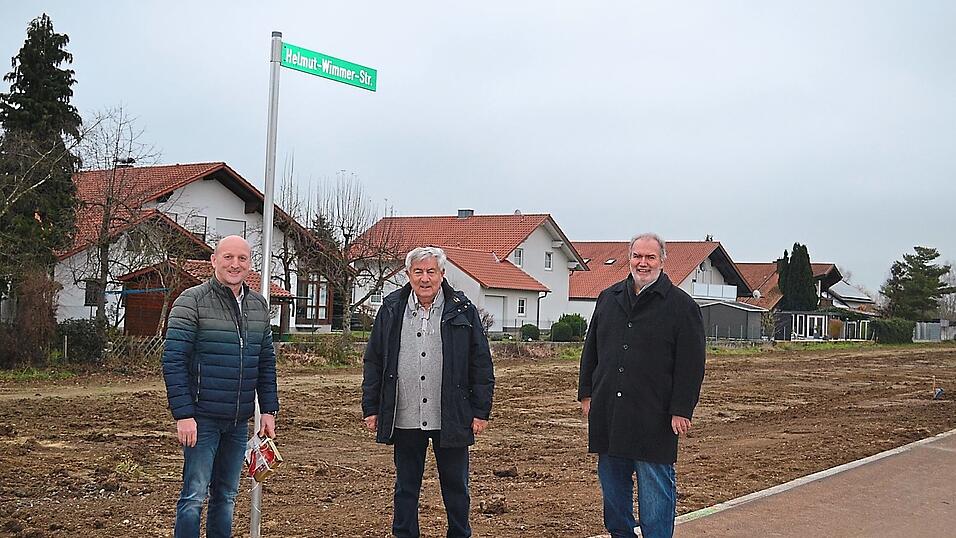 B&uuml;rgermeister Franz Aster, der ehemalige B&uuml;rgermeister Helmut Wimmer und der gesch&auml;ftsleitende Beamte Josef Gre&szlig;mann bei der neuen Stra&szlig;e.