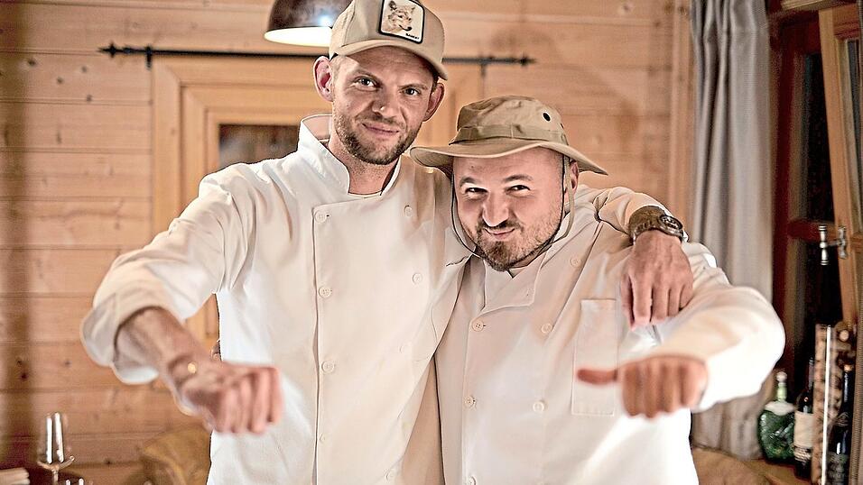 Kämpferisch zeigen sich der Perasdorfer Sternekoch Michael Ammon (l.) und der Food-Influencer Paul Schönfeld vor ihrem Auftritt bei 'Lost Chefs'. Dabei sollen sie in Kenia mit minimalistischer Ausstattung edle Gerichte zaubern. Kämpferisch zeigen sich der Perasdorfer Sternekoch Michael Ammon (l.) und der Food-Influencer Paul Schönfeld vor ihrem Auftritt bei 'Lost Chefs'. Dabei sollen sie in Kenia mit minimalistischer Ausstattung edle Gerichte zaubern.
