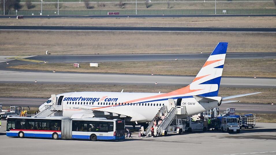Es ist bereits der zweite Charterflug für Afghaninnen und Afghanen, die von Islamabad nach Deutschland gebracht werden. Es ist bereits der zweite Charterflug für Afghaninnen und Afghanen, die von Islamabad nach Deutschland gebracht werden.