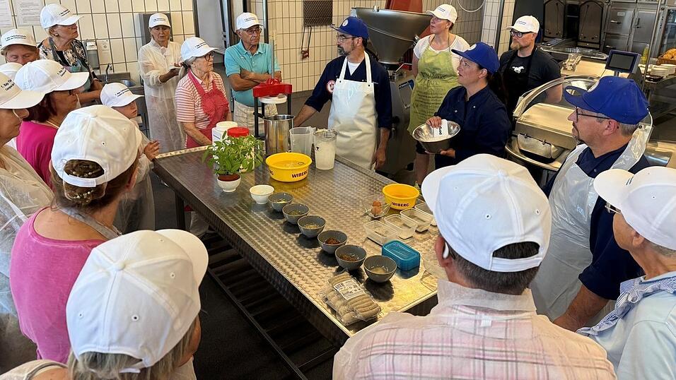 In Kursen k&ouml;nnen Interessierte in den Schulungsr&auml;umen der Fleischerschule, die bisher nur Fachkr&auml;ften zur Verf&uuml;gung standen, das Metzgerhandwerk kennenlernen.