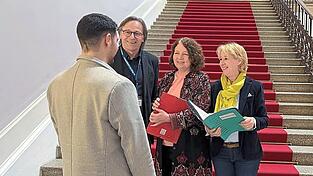 Sichtlich erleichtert nach dem Petitionsausschuss (v.l.): Der iranische Student (von hinten) mit Gerzens B&uuml;rgermeister Johann Luger und den Landtagsabgeordneten Ruth M&uuml;ller und Martina Fehlner (v.l.).