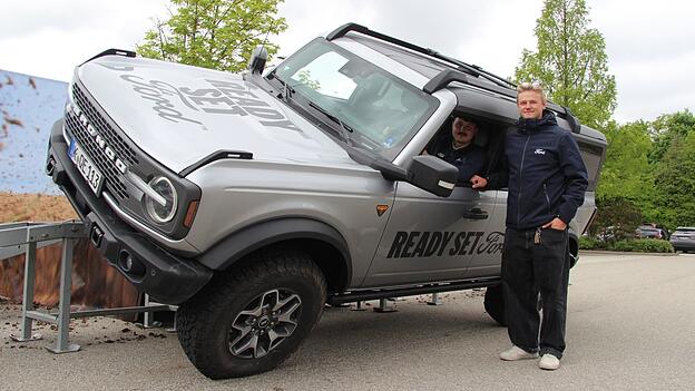 Ganz sch&ouml;n schr&auml;g: &bdquo;Wir zeigen was die Autos k&ouml;nnen&ldquo;, erz&auml;hlen die Ford-Mitarbeiter, die die Modelle Bronco (Foto) und Ranger Raptor mitgebracht haben.