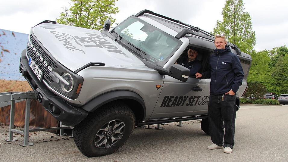 Ganz sch&ouml;n schr&auml;g: &bdquo;Wir zeigen was die Autos k&ouml;nnen&ldquo;, erz&auml;hlen die Ford-Mitarbeiter, die die Modelle Bronco (Foto) und Ranger Raptor mitgebracht haben.