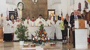 Feierten mit vielen Gläubigen der drei Pfarrverbänden einen innigen Gottesdienst: Priesteramtskandidat Christian Eichinger (v.l.), Pfarrer i. R. Augustin Sperl, Pfarrer Rupert Wimmer, Pfarrer Michael Osterholzer, Pfarrer Tobias Reiter und Pfarrvikar Shabu Varghese. Feierten mit vielen Gläubigen der drei Pfarrverbänden einen innigen Gottesdienst: Priesteramtskandidat Christian Eichinger (v.l.), Pfarrer i. R. Augustin Sperl, Pfarrer Rupert Wimmer, Pfarrer Michael Osterholzer, Pfarrer Tobias Reiter und Pfarrvikar Shabu Varghese.