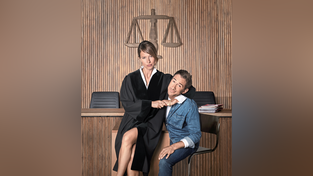 Wer hat hier wen im Griff? Schöffe Charlie Menzinger (Markus Stoll) mit 'seiner' Richterin Julia Kellermann (Lisa Bitter). Wer hat hier wen im Griff? Schöffe Charlie Menzinger (Markus Stoll) mit 'seiner' Richterin Julia Kellermann (Lisa Bitter).