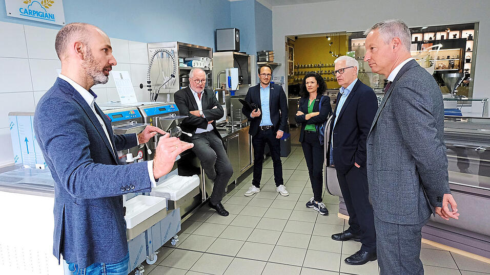 Eis- und Kaffeeliebhaber im Fachgespräch (v.l.): Geschäftsführer Maximilian Krä, Geschäftsführer Peter Krä, Alexander Schießl und Daniela Bachmeier von der Wirtschaftsförderung der Stadt, berufsmäßiger Stadtrat Alois Lermer und Oberbürgermeister Markus Pannermayr. Eis- und Kaffeeliebhaber im Fachgespräch (v.l.): Geschäftsführer Maximilian Krä, Geschäftsführer Peter Krä, Alexander Schießl und Daniela Bachmeier von der Wirtschaftsförderung der Stadt, berufsmäßiger Stadtrat Alois Lermer und Oberbürgermeister Markus Pannermayr.