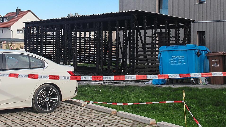 Das Mülltonnenhäuschen neben einem der Neubauten in 'Timbertown' an der Otto-Schott-Straße brannte in der Nacht zum Montag vollständig aus. Das Mülltonnenhäuschen neben einem der Neubauten in 'Timbertown' an der Otto-Schott-Straße brannte in der Nacht zum Montag vollständig aus.