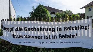 Der Protest gegen die geplanten Gasbohrungen in Oberbayern ebbt nicht ab - annähernd 35.000 Unterschriften fordern einen Stopp der umstrittenen Pläne. (Archivbild)