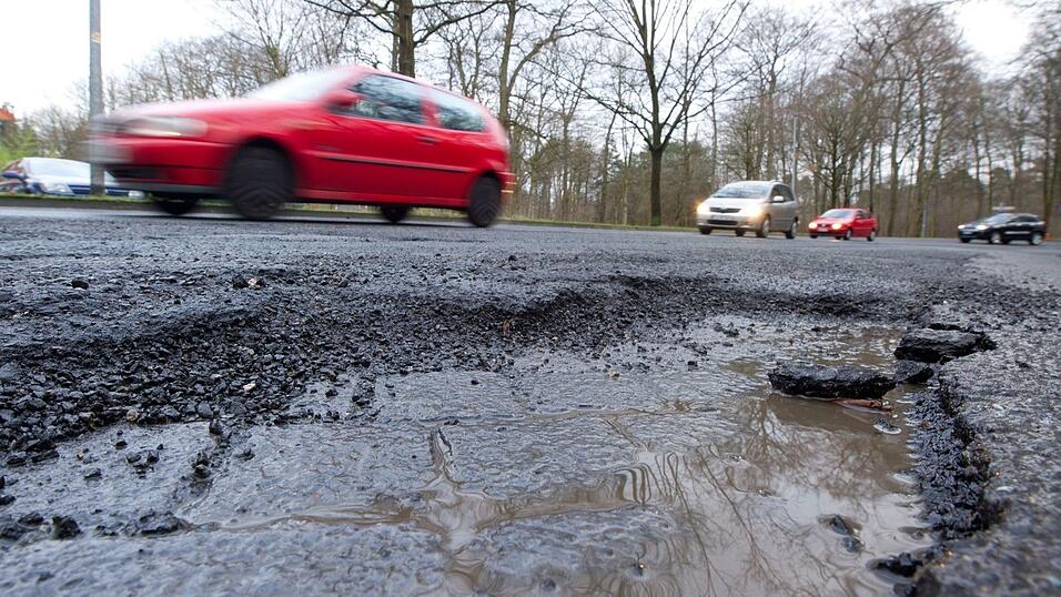 Fehlendes Geld verhindert in vielen bayerischen Kommunen wichtige Investitionen - etwa in den Straßenbau. Die Kämmerer mehrerer Städte machen sich jedoch längst auch Sorgen um die Demokratie. (Symbolfoto) Fehlendes Geld verhindert in vielen bayerischen Kommunen wichtige Investitionen - etwa in den Straßenbau. Die Kämmerer mehrerer Städte machen sich jedoch längst auch Sorgen um die Demokratie. (Symbolfoto)