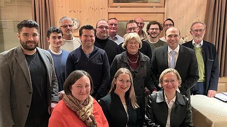 Die Kandidaten der Kumhausener CSU gemeinsam mit dem Kreisvorsitzenden Florian Oßner im Gasthaus Ecker.