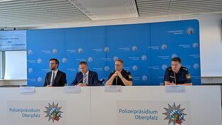 In Regensburg &auml;u&szlig;erte sich die Polizei bei einer Pressekonferenz zur Tat in einer Regensburger Bankfiliale.
