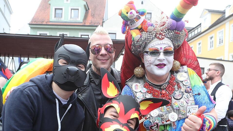 Knapp 2.000 Teilnehmer feierten am Samstag in Landhut den ersten Christopher-Street-Day Niederbayerns.