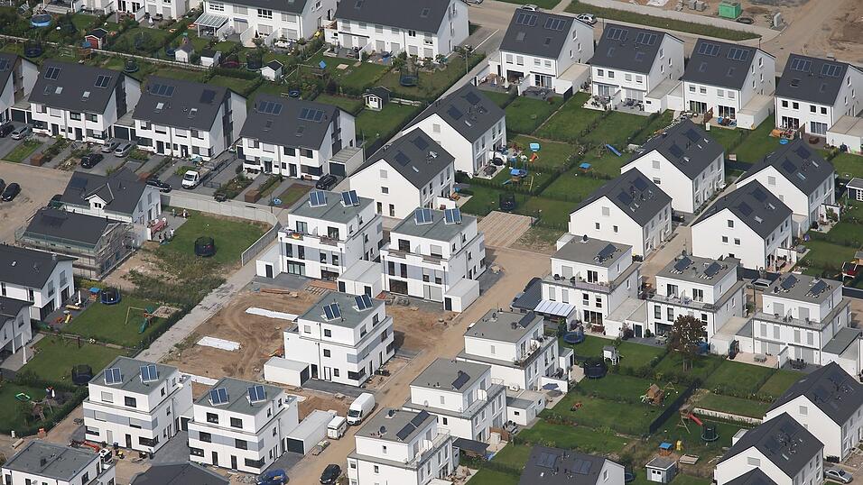 Das Ziel des Landkreises ist, einen Leitfaden für Liegenschaftszinssätze zu erarbeiten. Fürs Erste nutzt die Berechnung der Sachwertfaktoren aber vor allem Gutachtern. (Symbolfoto) Das Ziel des Landkreises ist, einen Leitfaden für Liegenschaftszinssätze zu erarbeiten. Fürs Erste nutzt die Berechnung der Sachwertfaktoren aber vor allem Gutachtern. (Symbolfoto)