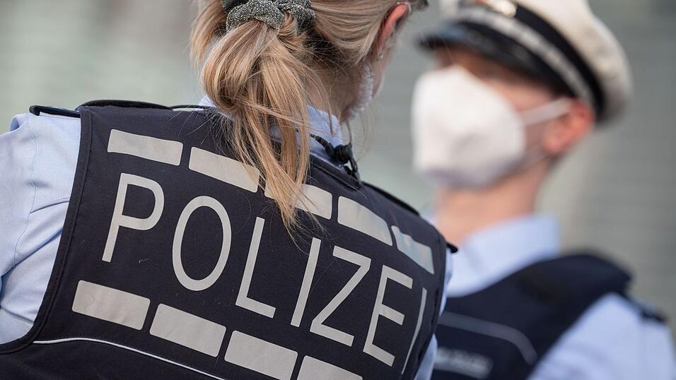 Die Polizei musste die Streithähne in Plattling voneinander trennen. (Symbolbild) Die Polizei musste die Streithähne in Plattling voneinander trennen. (Symbolbild)