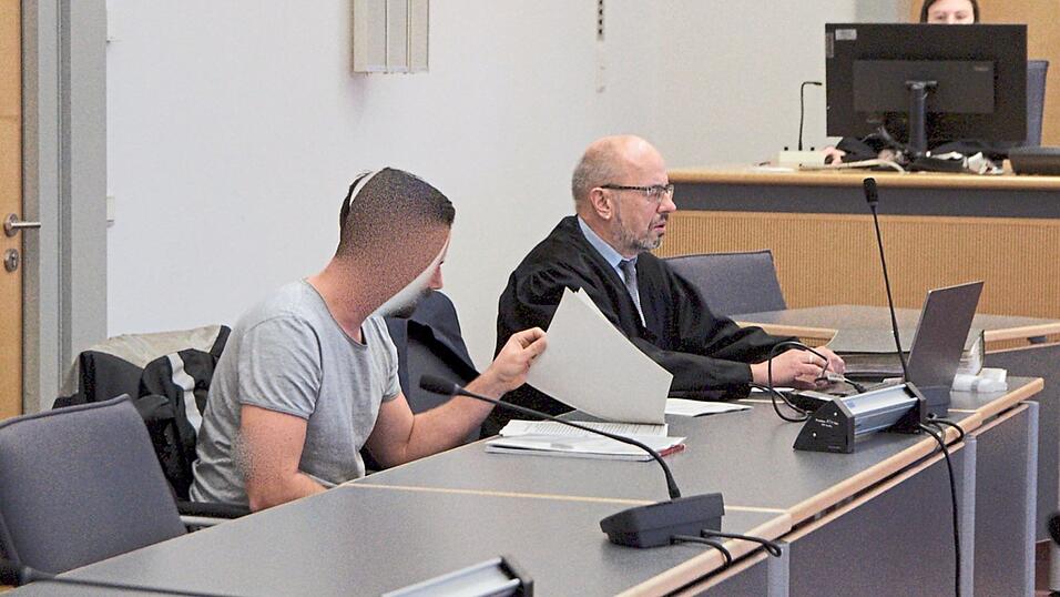 Sichtlich locker zeigte sich der Angeklagte am Freitag vor Gericht. Ihm drohen zwar bis zu fünf Jahre Haft, aber aufgrund seiner eigenen Drogensucht könnte er in eine Entziehungsanstalt kommen. Sichtlich locker zeigte sich der Angeklagte am Freitag vor Gericht. Ihm drohen zwar bis zu fünf Jahre Haft, aber aufgrund seiner eigenen Drogensucht könnte er in eine Entziehungsanstalt kommen.