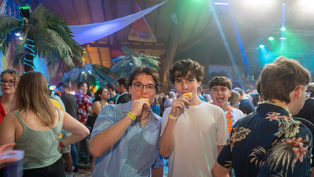 Die Stadthalle verwandelte sich wieder in eine tropische Partyzone mit Hunderten von Besuchern. Die Stadthalle verwandelte sich wieder in eine tropische Partyzone mit Hunderten von Besuchern.