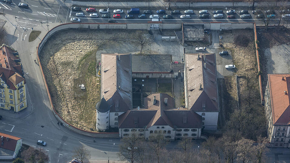 Nachtschwärmer. Nun musste der Club praktisch über Nacht die Pforten schließen. Wie es mit dem Areal an der Wittstraße weitergeht, steht nun in den Sternen. (Foto: Klaus Leidorf)Jahrelang war das alte Gefängnis ein Anziehungspunkt für die Nachtschwärmer. Nun musste der Club praktisch über Nacht die Pforten schließen. Wie es mit dem Areal an der Wittstraße weitergeht, steht nun in den Sternen. (Foto: Klaus Leidorf)Jahrelang war das alte Gefängnis ein Anziehungspunkt für die
