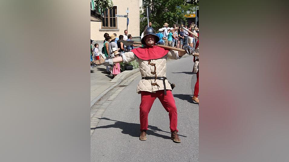 Die schönsten Augenblicke des historischen Drachenstich-Festzuges 2016. Die schönsten Augenblicke des historischen Drachenstich-Festzuges 2016.