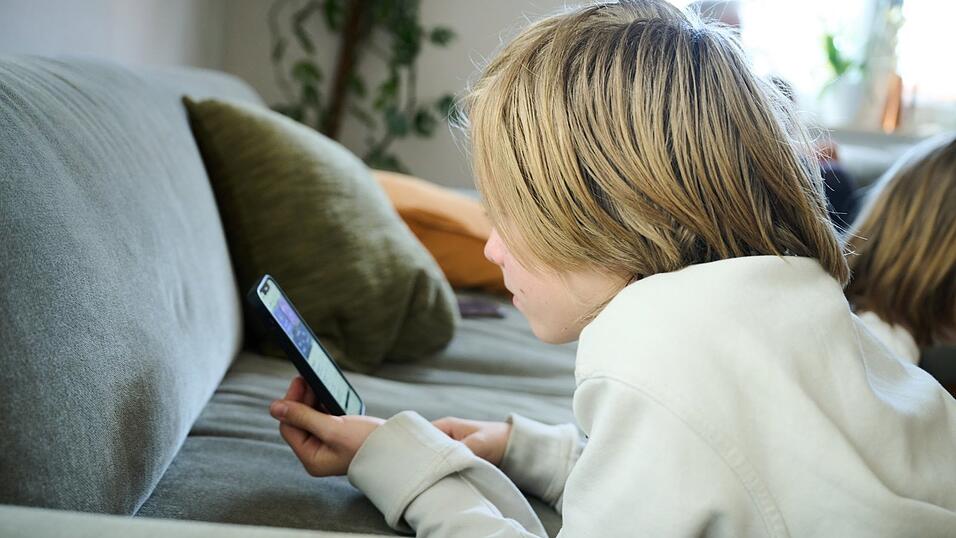 85 Millionen Bilder und Videos wurden 2021 weltweit gemeldet, die sexuellen Missbrauch von Kindern zeigen. 85 Millionen Bilder und Videos wurden 2021 weltweit gemeldet, die sexuellen Missbrauch von Kindern zeigen.