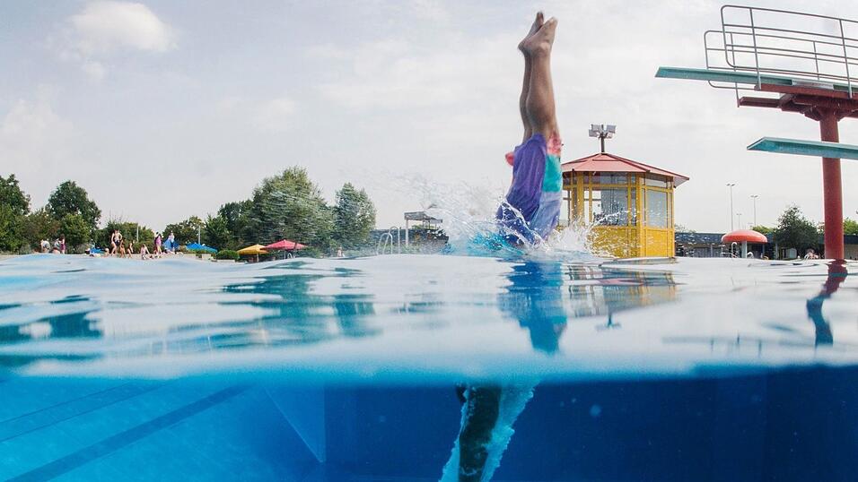 Die beiden Schwimmer zogen die Frau aus dem Wasser. (Symbolbild)