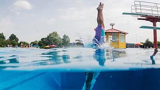 Die beiden Schwimmer zogen die Frau aus dem Wasser. (Symbolbild) Die beiden Schwimmer zogen die Frau aus dem Wasser. (Symbolbild)