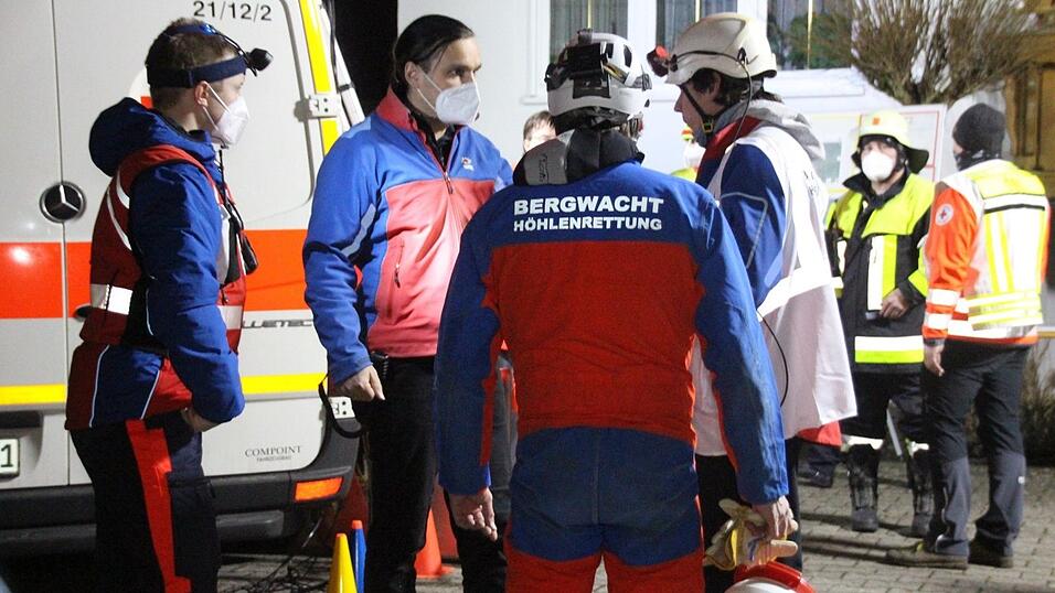Höhlenretter der Bergwacht besprechen sich für ihren Einsatz. Bei der Erforschung der Mühlbachquellhöhle in der Fränkischen Alb hat sich einer von vier Höhlenforschern beim Durchsteigen eines Wassergefüllten Durchgangs verletzt. Die Retter versuchen ihn nun zu bergen.