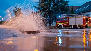 Wasser dringt aus einem Gully. Wasser dringt aus einem Gully.