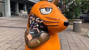 Die Maus-Figur vor dem WDR-Gebäude in Köln wurde mit vielen Pflastern versorgt.